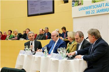 Su varie tematiche legate alla politica agraria UE l'assessore Schuler (sx) a confronto con commissario Hogan (2° da sx) a Monaco di Baviera