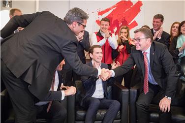 Il Presidente Arno Kompatscher si congratula con Günther Platter dopo la sua chiara vittoria alle urne oggi in Tirolo (Foto: USP/Jakob Glaser)