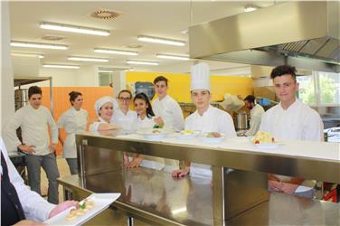 Alcuni ragazzi della scuola "Ritz" in cucina (Foto USP/FG)