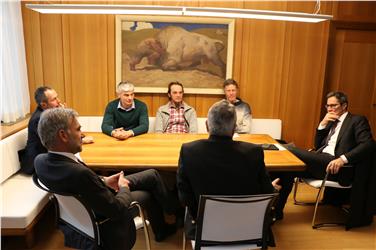 Kompatscher e Schuler durante l'incontro con le associazioni altoatesine che si occupano di frutticoltura (Foto USP/mac)