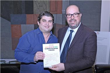 L'autore del libro, Frédéric Spagnoli, con l'assessore alle minoranze regionale, Beppe Detomas Foto Usp/Rc