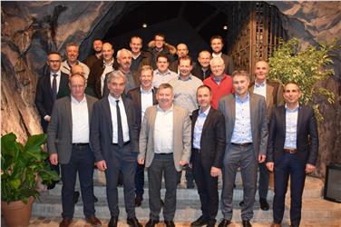 Sulle sfide future della frutticoltura assessore provinciale all'agricoltura Arnold Schuler (2° da sx) e rappresentanti del settore a confronto (Foto: USP)