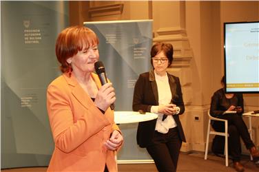 L'assessora Martha Stocker e la direttrice Petra Frei hanno illustrato gli aspetti più significativi della nuova legge contro lo spreco alimentare Foto: USP/FG