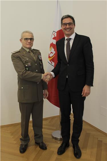 Il presidente Kompatscher con il nuovo comandante delle truppe alpine, Claudio Berto (Foto USP/mb)