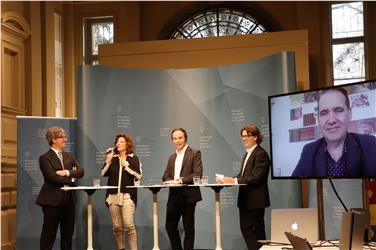L'assessore Achammer (centro), Feichter (a dx al suo fianco) e i nuovi dirigenti Ferrario (sx.), Ruf-Weber e, via Skype da Riga, Van der Sandt (Foto: USP/M-Clara)