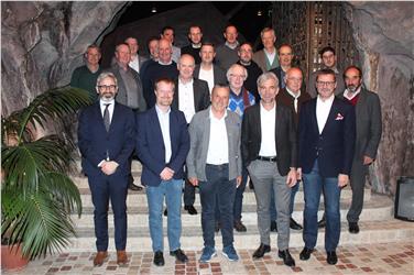 L'assessore Arnold Schuler a Laimburg assieme ai rappresentanti del settore vitivinicolo dell'Alto Adige (Foto USP)