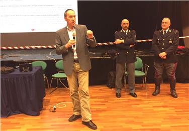 Regole pratiche per minimizzare l’esposizione alle radiazioni nell’uso dello smartphone spiegate da Luca Verdi, direttore del Lavoratorio di chimica fisica per l’Agenzia provinciale per l’ambiente ai giovani (Foto: USP/Gnews)