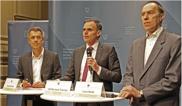 Assessore Richard Theiner (centro), Georg Pichler (a sx) e Luca Verdi (adx): migliora situazione polveri sottili, necessari interventi  per ridurre biossido di azoto nelle città e su A22 e il benzoapirene nelle aree rurali (Foto: USP/M.Pichler)