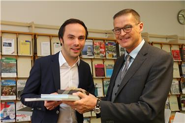 Siglato alla biblioteca Teßmann da Achammer e dal suo omologo Bernhard  l'intesa Foto: USP/Ingo Dejaco