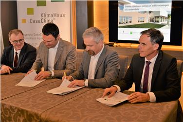 Uniscono le forze in tema di edilizia sostenibile e efficienza energetica (da sinistra): Mauro Gilmozzi, Marco Pedri, Ulrich Santa e Richard Theiner. Foto: USP/Agenzia CasaClima
