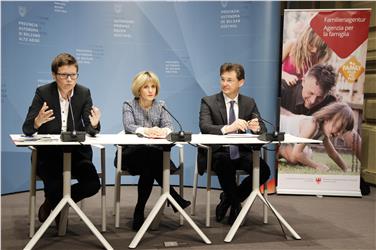 Contributi alle famiglie nel 2017: Carmen Plaseller, Waltraud Deeg ed Eugenio Bizzotto (Foto USP/Karin Leiter)