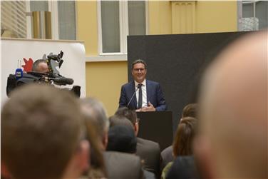 Costruire insieme l'Europa: il presidente Kompatscher all'inaugurazione del convegno (Foto USP/Barbara Franzelin)
