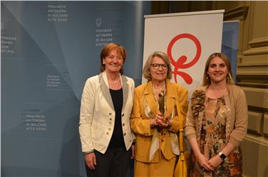 Presentato il concorso Fair Image Award sul tema “Ragazze e pubblicità” Nella foto Sieglinde Tatz Borgogno, l'assessora Martha Stocker ed Ulrike Oberhammer Foto: USP/Ulrike Griesser
