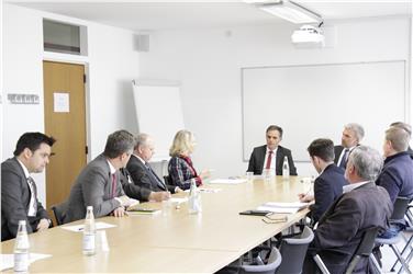 Sono previsti progetti pilota con misure di prevenzione ad esempio in alta val Venosta" ha riferito l'assessore Schuler all'incontro sulla questione lupo