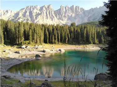 Uno dei gioielli delle Dolomiti: il lago di Carezza e, sullo sfondo, il Catinaccio (Foto USP/SAN)