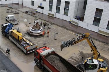 Mezzi e uomini all'opera per lo spostamento della statua di Re Laurino (Foto USP/mb)
