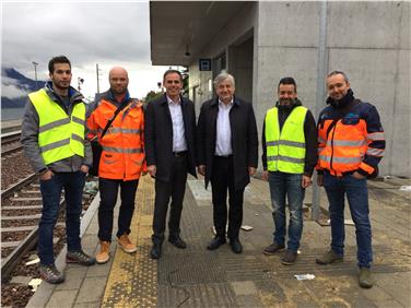 Sopralluogo da parte dei assessori provinciali Florian Mussner, Richard Theiner e il direttore della STA Joachim Dejaco assieme ai tecnici alla stazione di Marlengo (Foto: USP/STA)