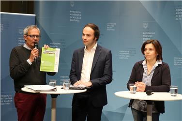 Da sinistra il direttore Nothdurfter, l'assessore Achammer, e la referente comunale Tappeiner Weithaler - Foto: USP/Ingo Dejaco