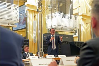 Il presidente Kompatscher durante il suo intervento (Foto USP/bf)