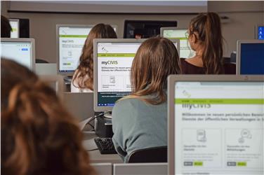 Ottimo riscontro per gli incontri con gli studenti sull'amministrazione digitale (Foto USP/Hannes Wisthaler)