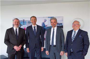 Scambio: (da sx) Manfred Hauswirth, direttore del Fraunhofer Institut Fokus, Unterweger, l'assessore Schuler, Ortwin Neunschwander del Fraunhofer-Institut Fokus. Foto: USP