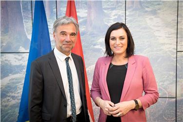 Al ministero austriaco per la sosteniblità e il turismo l'assessore Schuler ha incontrato la ministra Köstinger. Foto: USP