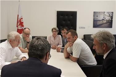 L'amministrazione comunale di Sluderno con il presidente Kompatscher e l'assessore Schuler (da sinistra): Trafoier, Messmer, Stecher, Heiko Hauser e Andreas Hauser. Foto: USP/mac
