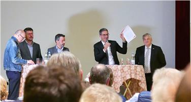Serata informativa sulla mobilità in Alta Valle Isarco con il direttore di ripartizione Burger, il presidente della STA Ausserdorfer, il direttore della STA Dejaco, il presidente Kompatscher e l'assessore Mussner (FOTO: USP/rc)