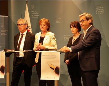 Illustrate le norme relative alla registrazione del testamento biologico presso i Comuni. Nella foto da sin. Andreas Schatzer, l'assessora Martha Stocker, Monica Oberrauch ed Herbert Heidegger. Foto: USP/FG