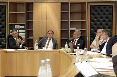 Piano generale utilizzo acque al centro del colloquio (da sx): Il presidente della Provincia Kompatscher, gli assessori Theiner e Schuler, e i direttori Ruffini (APPA), Senoner (Ufficio gestione risorse idriche) - (Foto: USP/mac)