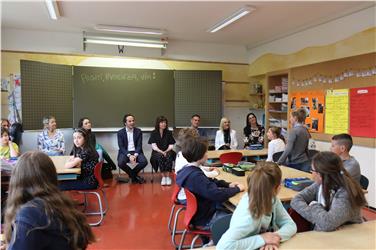 Un momento della presentazione del progetto Pronti, partenza via presso la scuola Bachlechner di Brunico. Al centro l'assessore Philipp Achammer