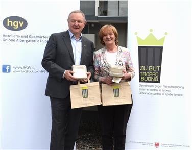 L'assessora Martha Stocker con il presidente dell'HGV, Manfred Pinzger (Foto USP/HGV)