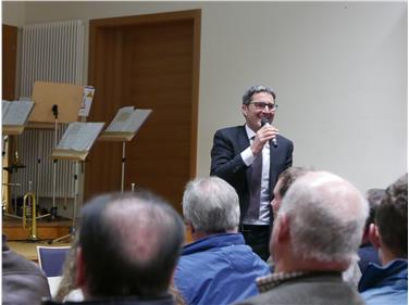 Il presidente Kompatscher durante una delle 95 assemblee pubbliche (Foto USP)