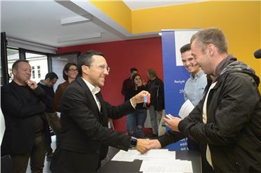 Il momento della consegna delle chiavi da parte dell'assessore Tommasini all'inaugrazione del Cohousing Rosenbach Foto Usp