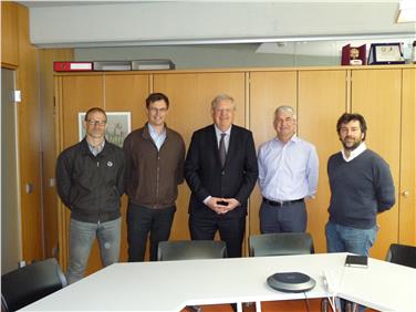 Accordo siglato: il direttore Pollinger (secondo da dx) e Matteo Vischi (dx) dell'Agenzia per la Protezione Civile con il direttore generale di Alperia Wohlfarter (terzo da sx), Davide Danesi (secondo da sx), Luca Dellai (sx)