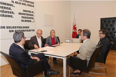 Da sinistra il presidente Kompatscher, il presidente dell'Ordine Vonmetz, la vice Unterberger, il segretario Adami e l'architetto Calderan. Foto: USP/Barbara Franzelin