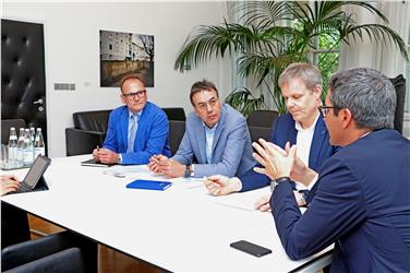 Prima visita ufficiale: (da sx) Pellegrini, il direttore Bernhard Hilpold, Moser e Kompatscher. Foto: USP/bf