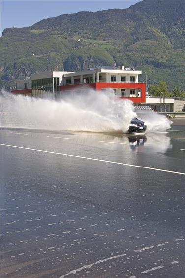Corsi di guida sicura al Safety Park di Vadena, la struttura compie 10 anni (Foto USP/Arno Pertl)