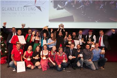 Foto di gruppo per Kompatscher, Platter e i premiati di Tirolo e Alto Adige (Foto Land Tirol/Die Fotografen)