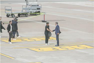 Il presidente Kompatscher accoglie Joachim Löw sulla pista dell'aeroporto di Bolzano (Foto USP/Oskar Verant)