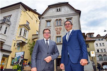 I presidenti Kompatscher e Platter danati alla nuova sede dell’Ufficio comune a Bolzano (Foto: USP/Peter Daldoss)