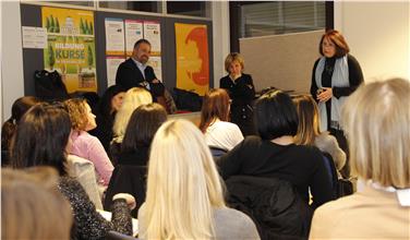 Ha riscosso notevole interesse l'incontro organizzato a Merano al quale hanno preso parte oltre all'assessora Waltraud Deeg, Olav Lutz, presidente dei Patronati KVW, ed Elisabeth Brichta dell'ASSE Foto: USP