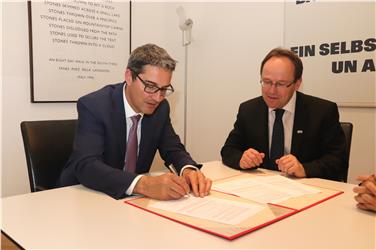 La firma dell'accordo fra il presidente Kompatscher e il presidente del FWF Tockner. Foto: USP/bf