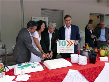 Joachim Dejaco (direttore STA), Giovanna Valentini (dirigente Safety Park), ass. Florian Mussner e Thomas Widmann (vicepresidente del consiglio provincale) con "la torta di compleanno" (FOTO:USP/Margit Perathoner)