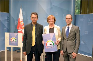 Presentati questa mattina a Palazzo Widmann dall’assessora provinciale al lavoro, Martha Stocker, i dati relativi al primo semestre del 2018. Da sin. Stefan Luther, l'assessora Martha Stocker e Timon Gärtner Foto: USP - Ulrike Griesser