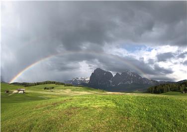 A maggio sole e caldo, ma anche pioggia e temporali: un arcobaleno sull'Alpe di Siusi (Foto USP/Daniel Perathoner)